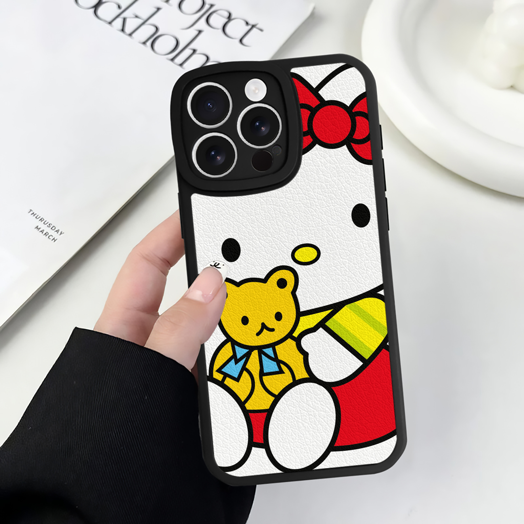 （画像用） Hello Kitty ハローキティ 【iPhone 16シリーズ対応】シリコンスマホケース（レザー調） 材質：シリコン